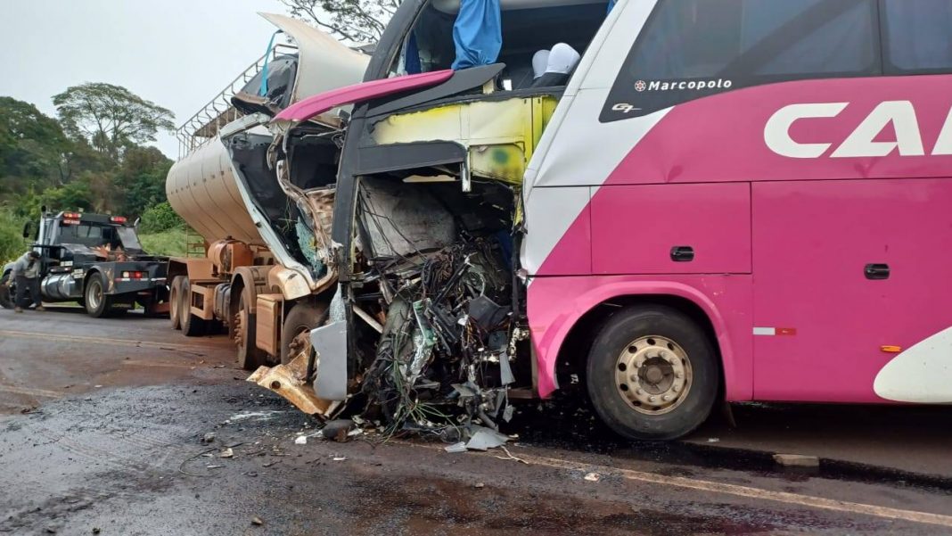 Caminhoneiro, motorista de ônibus e passageiro morrem em acidente na BR-272/PR
