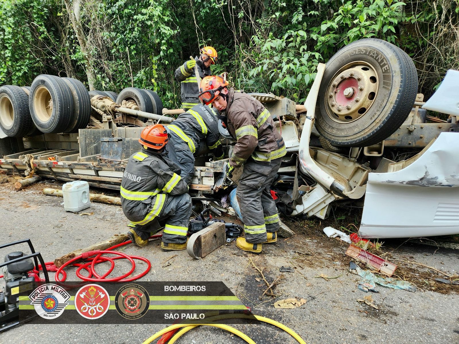 Caminhão capota na Rodovia dos Tropeiros (SP-068) e dois homens morrem