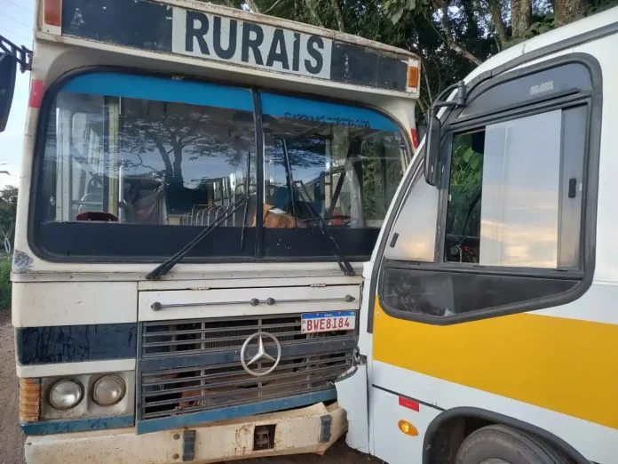 Colisão entre ônibus escolar e de trabalhadores rurais deixa ferido em vicinal, em MG Colisão entre ônibus escolar e de trabalhadores rurais deixa ferido em vicinal, em MG