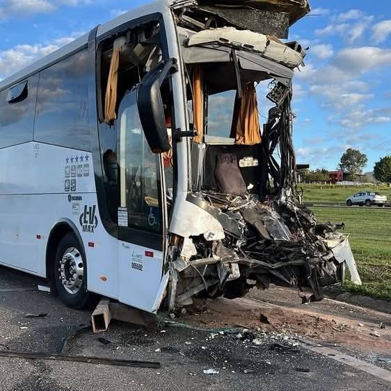 Motorista de ônibus morre em colisão contra carreta na Castello Branco, em Tatuí (SP) Motorista de ônibus morre em colisão contra carreta na Castello Branco, em Tatuí (SP)