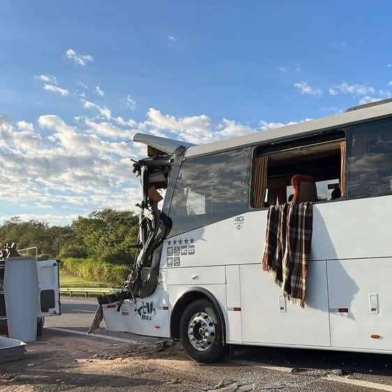 Motorista de ônibus morre em colisão contra carreta na Castello Branco, em Tatuí (SP)