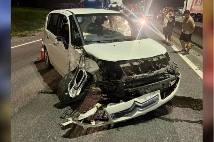 Motorista bêbado atropela filha de ex-prefeito de SC e namorado quando trocavam pneu na rodovia BR-101/SC, em Penha. Motorista bêbado atropela filha de ex-prefeito de SC e namorado quando trocavam pneu na rodovia BR-101/SC, em Penha.