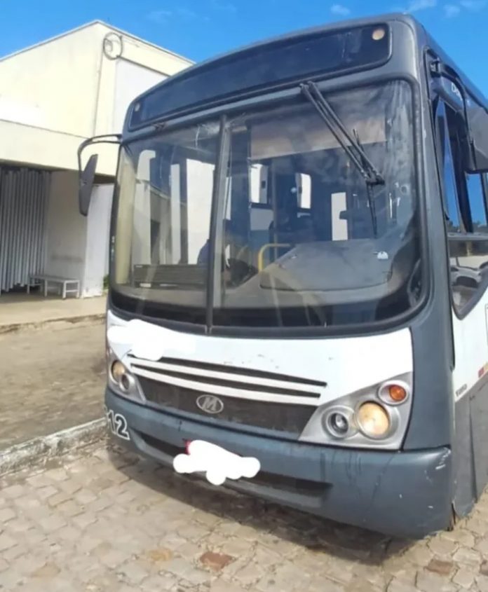 Ônibus escolar com diversas irregularidades é apreendido na BR-316/PI, em Picos Ônibus escolar com diversas irregularidades é apreendido na BR-316/PI, em Picos