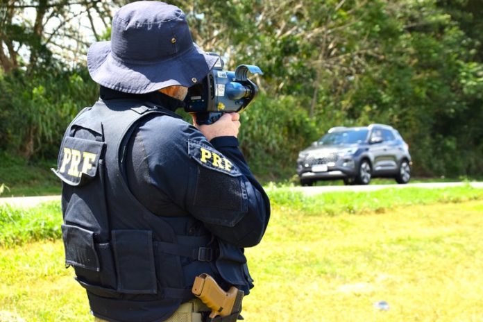 Feriadão nas estradas federais da Bahia é marcado por flagrantes de excesso de velocidade Feriadão nas estradas federais da Bahia é marcado por flagrantes de excesso de velocidade