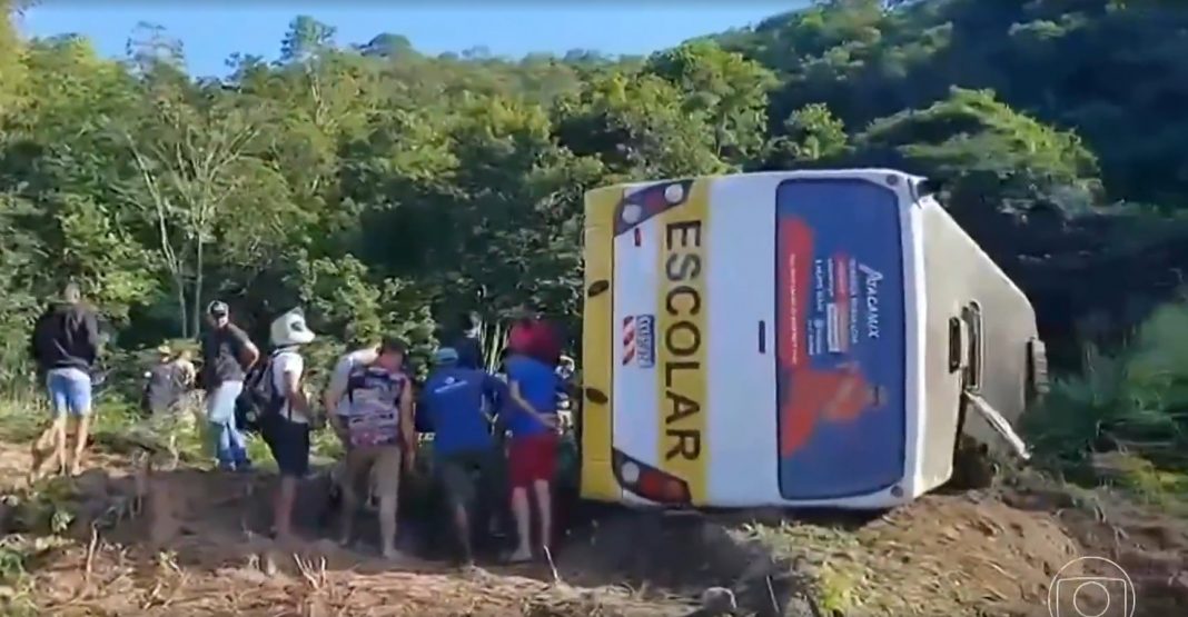 Ônibus escolar irregular tomba na "Ladeira do Espinho", na PB-077, e dois estudantes morrem