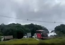 Freios falham, e ônibus da Expresso São Luiz fica suspenso em alça da BR-232/PE Freios falham, e ônibus da Expresso São Luiz fica suspenso em alça da BR-232/PE