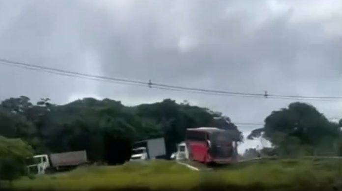 Freios falham, e ônibus da Expresso São Luiz fica suspenso em alça da BR-232/PE Freios falham, e ônibus da Expresso São Luiz fica suspenso em alça da BR-232/PE