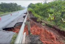Tráfego da BR-174/MT é interditado totalmente devido a rompimento na pista Tráfego da BR-174/MT é interditado totalmente devido a rompimento na pista