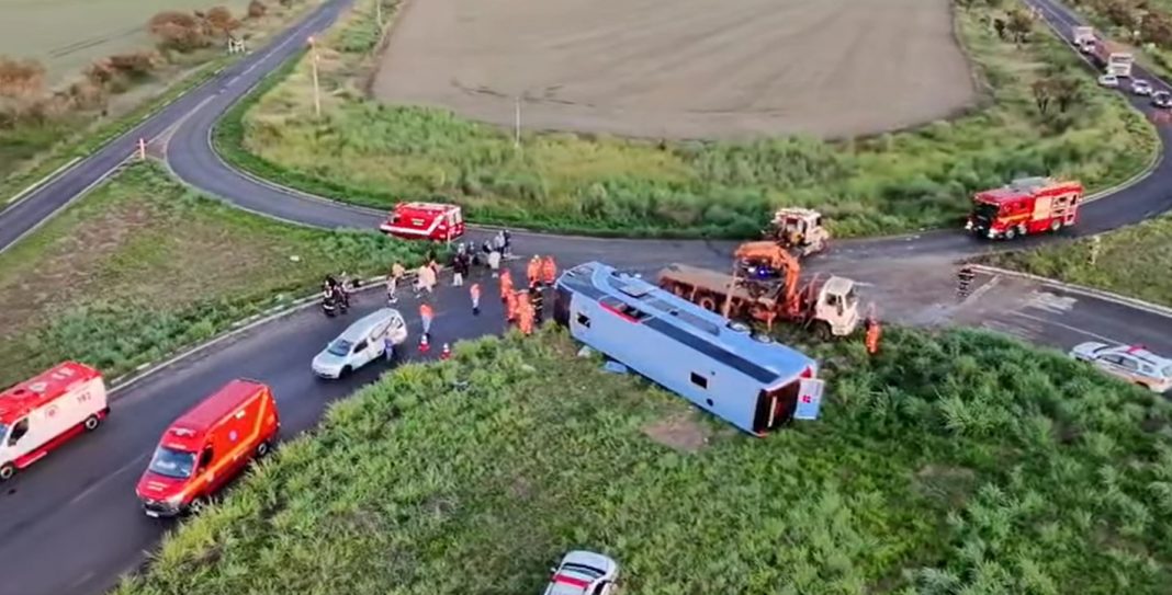 Acidente com ônibus na MG-223 mata 10 pessoas, em Araguari (MG) Acidente com ônibus na MG-223 mata 10 pessoas, em Araguari (MG)