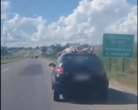 Homem bêbado é preso na rodovia BR-153/GO após ser flagrado sobre o teto de um carro de passeio, em Goiânia (GO). Homem bêbado é preso na rodovia BR-153/GO após ser flagrado sobre o teto de um carro de passeio, em Goiânia (GO).