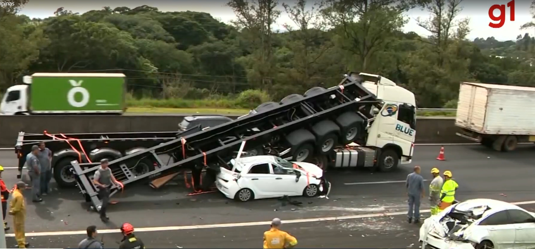 Acidente com carreta e três carros na Via Anhanguera, em Valinhos (SP), deixa ferido