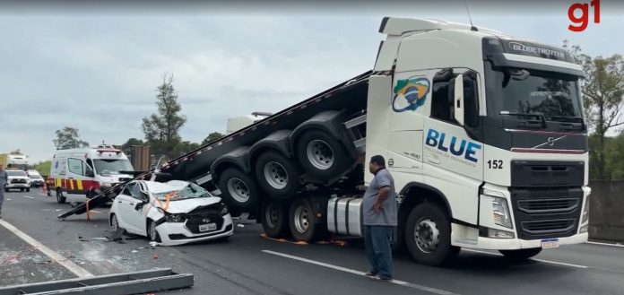 Acidente com carreta e três carros na Via Anhanguera, em Valinhos (SP), deixa ferido Acidente com carreta e três carros na Via Anhanguera, em Valinhos (SP), deixa ferido