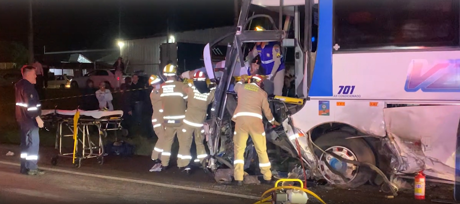 Carro na contramão na BR-277/PR bate de frente contra ônibus e condutor morre
