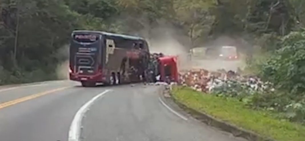 Motorista de ônibus e 2 passageiros morrem em acidente com carreta na BR-101/ES