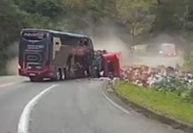 Motorista de ônibus e 2 passageiros morrem em acidente com carreta na BR-101/ES Motorista de ônibus e 2 passageiros morrem em acidente com carreta na BR-101/ES