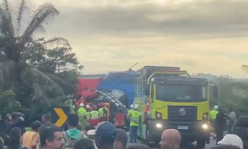 Novo acidente na BR-101/ES mata caminhoneiro e interdita a via, em São Mateus