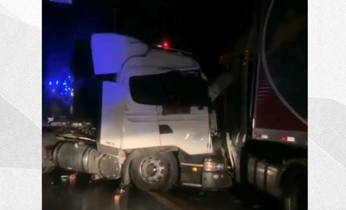 Novo acidente na BR-101/ES mata caminhoneiro e interdita a via, em São Mateus Novo acidente na BR-101/ES mata caminhoneiro e interdita a via, em São Mateus