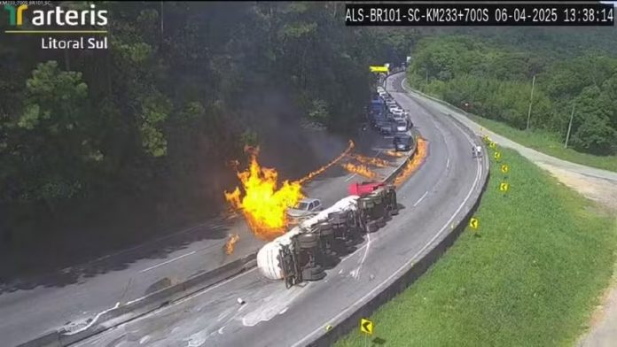 Foto caso BR 101 SC carreta etanol