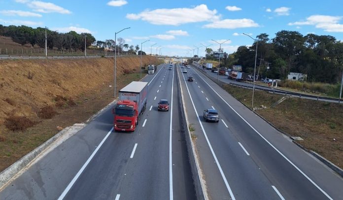 Caminhões têm restrição de tráfego nas rodovias estaduais mineiras no feriadão Caminhões têm restrição de tráfego nas rodovias estaduais mineiras no feriadão