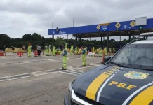 Sindicato assume praça de pedágio na BR-277/PR e libera cobrança por uma hora e meia Sindicato assume praça de pedágio na BR-277/PR e libera cobrança por uma hora e meia