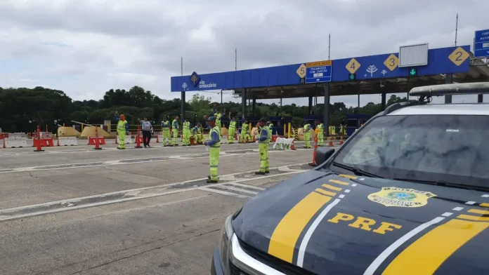 Sindicato assume praça de pedágio na BR-277/PR e libera cobrança por uma hora e meia Sindicato assume praça de pedágio na BR-277/PR e libera cobrança por uma hora e meia