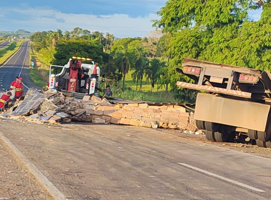 Carreta tomba na BR-153/GO e deixa caminhoneiro ferido, em Morrinhos