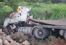 Carreta tomba na BR-153/GO e deixa caminhoneiro ferido, em Morrinhos Carreta tomba na BR-153/GO e deixa caminhoneiro ferido, em Morrinhos