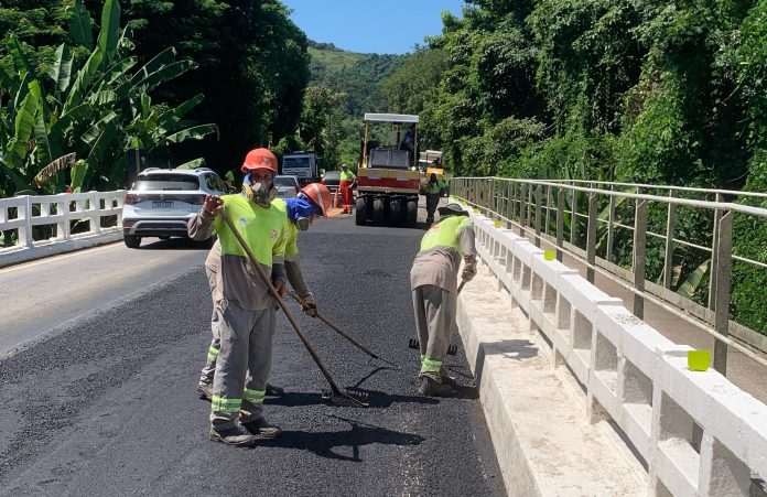 RJ-116 está com sistema 'Pare-e-Siga' na região de Cachoeiras de Macacu RJ-116 está com sistema 'Pare-e-Siga' na região de Cachoeiras de Macacu