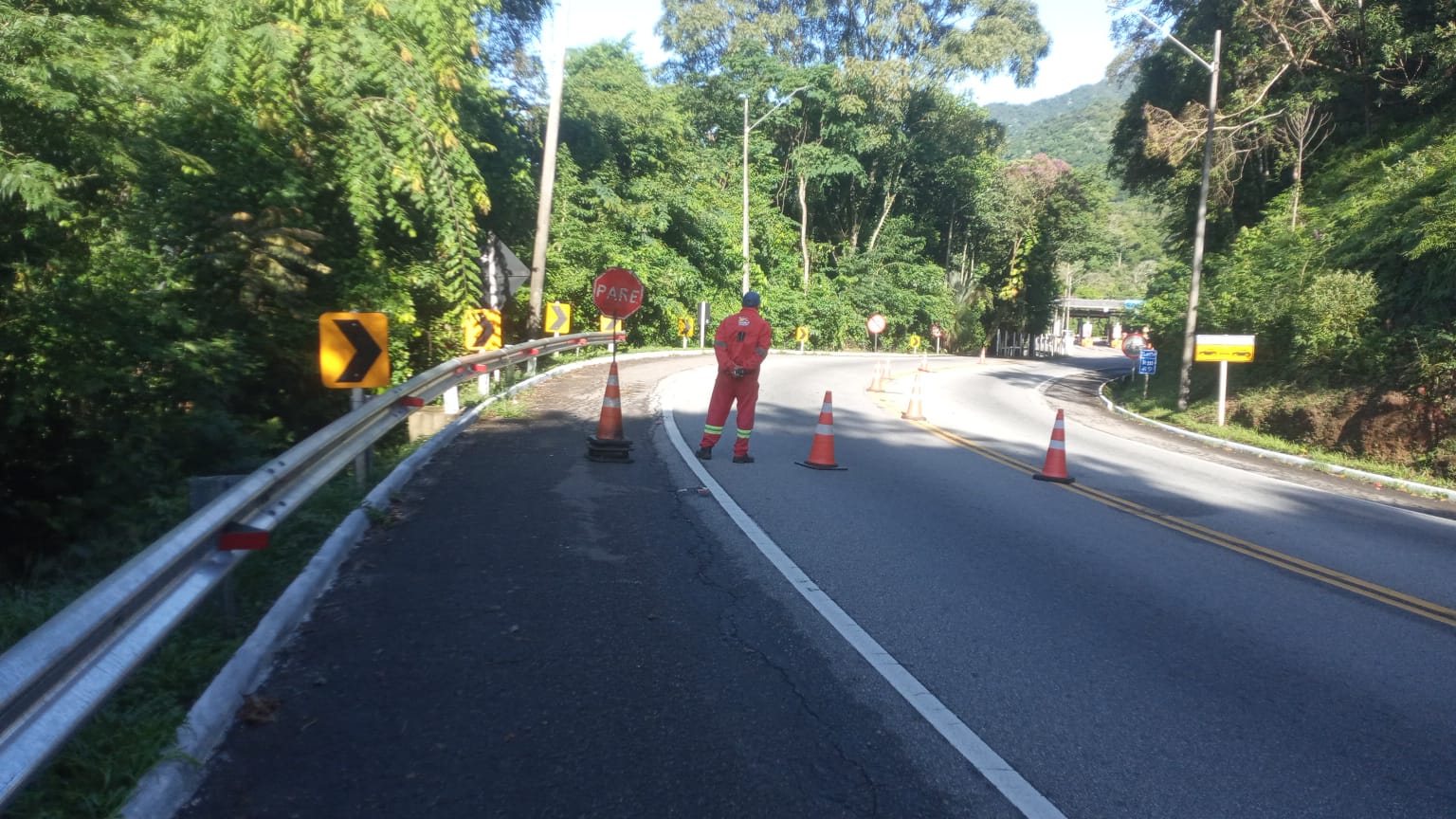 RJ-116 está no sistema ‘Pare-e-Siga’ na Serra dos Três Picos, nesta segunda (7)