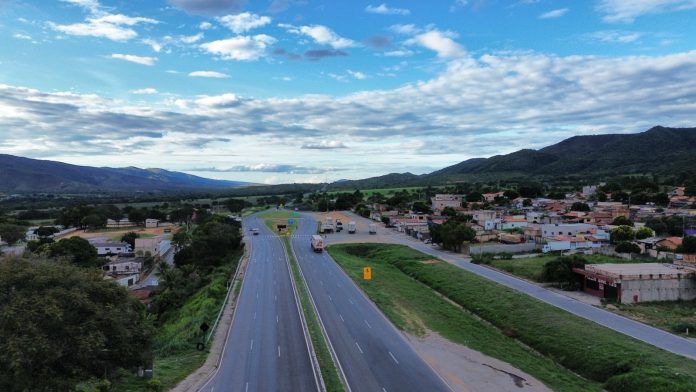 Rodovia BR-135 recebe obras de melhorias, em Buenópolis (MG)