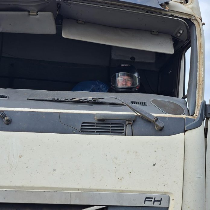 Caminhoneiro 'pilotando' carreta com capacete é flagrado na BR-163/SC