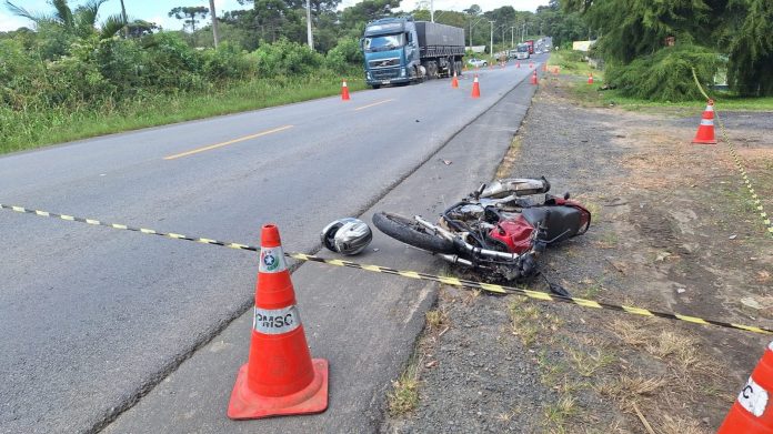 Motoqueiro atropela a mata usuário envolvido em acidente na SC-114 Motoqueiro atropela a mata usuário envolvido em acidente na SC-114