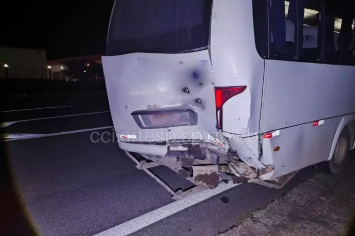 Colisão com ônibus na Dom Pedro I (SP-065) deixa ferido, em Atibaia Colisão com ônibus na Dom Pedro I (SP-065) deixa ferido, em Atibaia