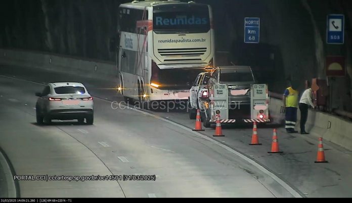 Ônibus da Reunidas quebra em túnel da Tamoios (SP-099) e assusta passageiros