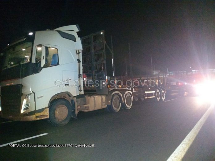 Pedestre é atropelado e morto sob passarela na SP-300, em Bauru Pedestre é atropelado e morto sob passarela na SP-300, em Bauru