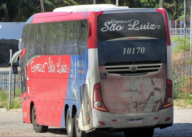 Freios falham, e ônibus da Expresso São Luiz fica suspenso em alça da BR-232/PE