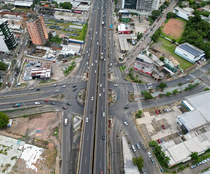 Rodovia BR-116/RS terá redução de faixas sob o viaduto da Metrovel, em Canoas, a partir de terça-feira (22). Rodovia BR-116/RS terá redução de faixas sob o viaduto da Metrovel, em Canoas, a partir de terça-feira (22).