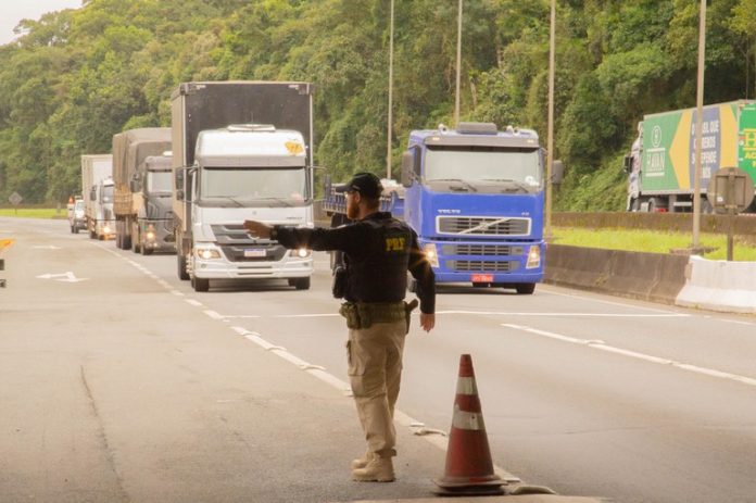 Fiscalização da Lei do Descanso é intensificada nas rodovias federais, no Paraná Fiscalização da Lei do Descanso é intensificada nas rodovias federais, no Paraná