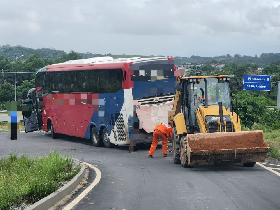 Freios falham, e ônibus da Expresso São Luiz fica suspenso em alça da BR-232/PE