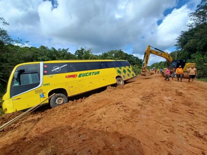 Ônibus da Eucatur sem envolve em acidente na BR-319/AM e deixa três feridos Ônibus da Eucatur sem envolve em acidente na BR-319/AM e deixa três feridos