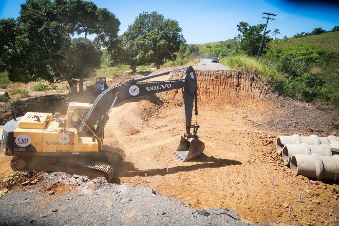 Construção da ponte na SE-438, a 'Rodovia Santa Clara', está em andamento Construção da ponte na SE-438, a 'Rodovia Santa Clara', está em andamento