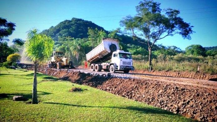 Acesso a São Martinho da Serra, na ERS-516, tem 75% da pavimentação concluída Acesso a São Martinho da Serra, na ERS-516, tem 75% da pavimentação concluída