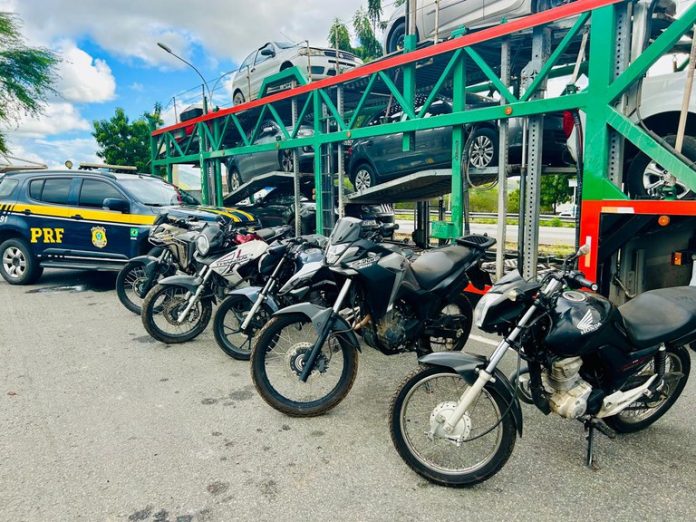 Cegonheiro é flagrado transportando cinco motos furtadas na BR-116, em Jequié (BA) Cegonheiro é flagrado transportando cinco motos furtadas na BR-116, em Jequié (BA)