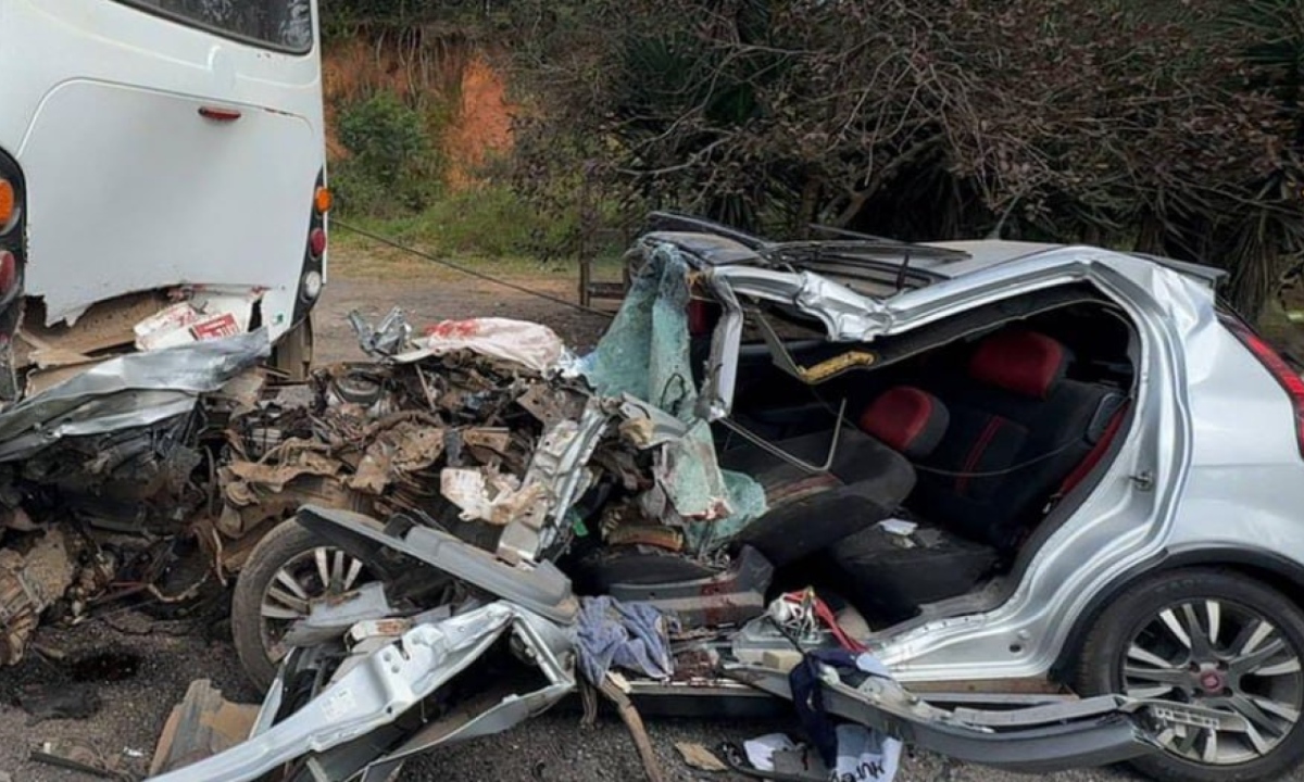 Acidente entre ônibus e carro na BR-040/MG deixa duas mortes, em Carandaí