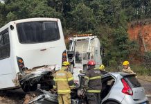 Acidente entre ônibus e carro na BR-040/MG deixa duas mortes, em Carandaí Acidente entre ônibus e carro na BR-040/MG deixa duas mortes, em Carandaí