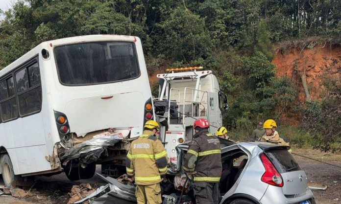 Acidente entre ônibus e carro na BR-040/MG deixa duas mortes, em Carandaí Acidente entre ônibus e carro na BR-040/MG deixa duas mortes, em Carandaí