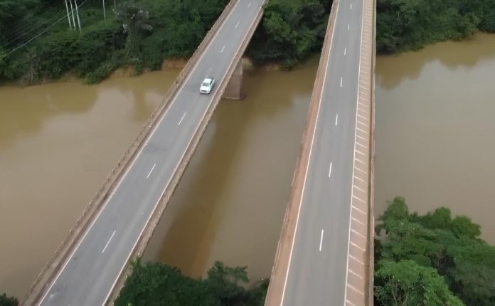 Obras na ponte sobre o Rio Candeias, na BR-364/RO, deixam trecho em 'Pare-e-Siga' Obras na ponte sobre o Rio Candeias, na BR-364/RO, deixam trecho em 'Pare-e-Siga'