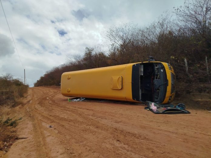 Estudante de 14 anos morre em acidente com micro-ônibus escolar, em Itaobim (MG) Estudante de 14 anos morre em acidente com micro-ônibus escolar, em Itaobim (MG)