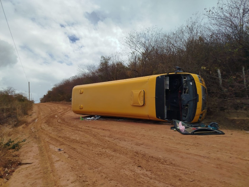 Estudante de 14 anos morre em acidente com micro-ônibus escolar, em Itaobim (MG)