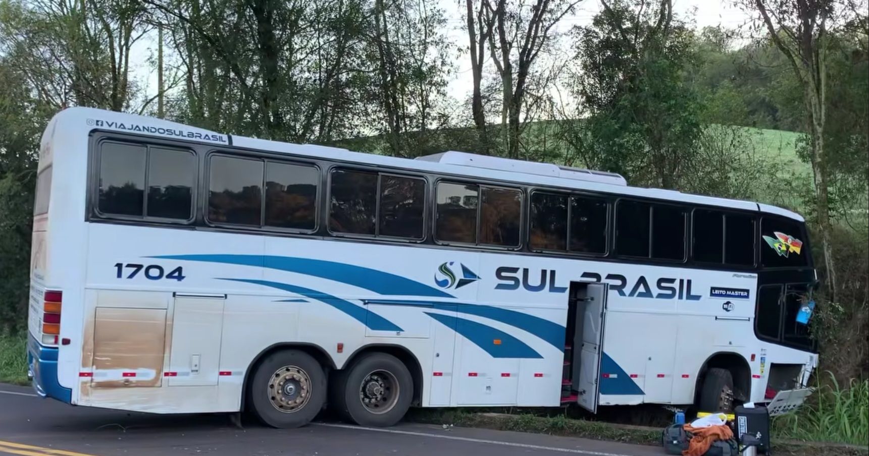 Colisão entre carro e ônibus na ERS-404 deixa 4 mortos e 1 ferido grave